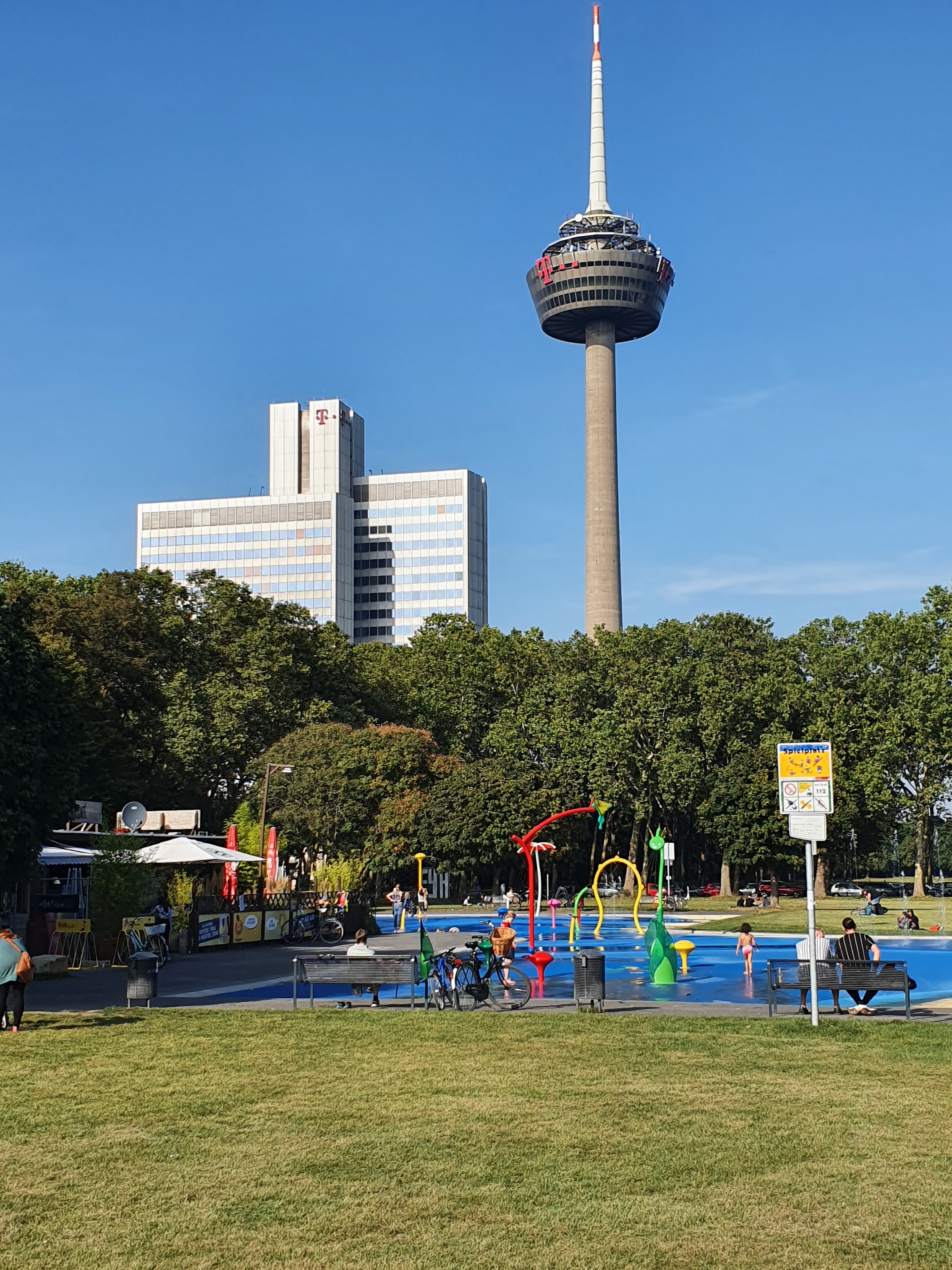 Kölner Stadtsilhouette mit Coloneum – zentrale Lage des CityPark Hotels