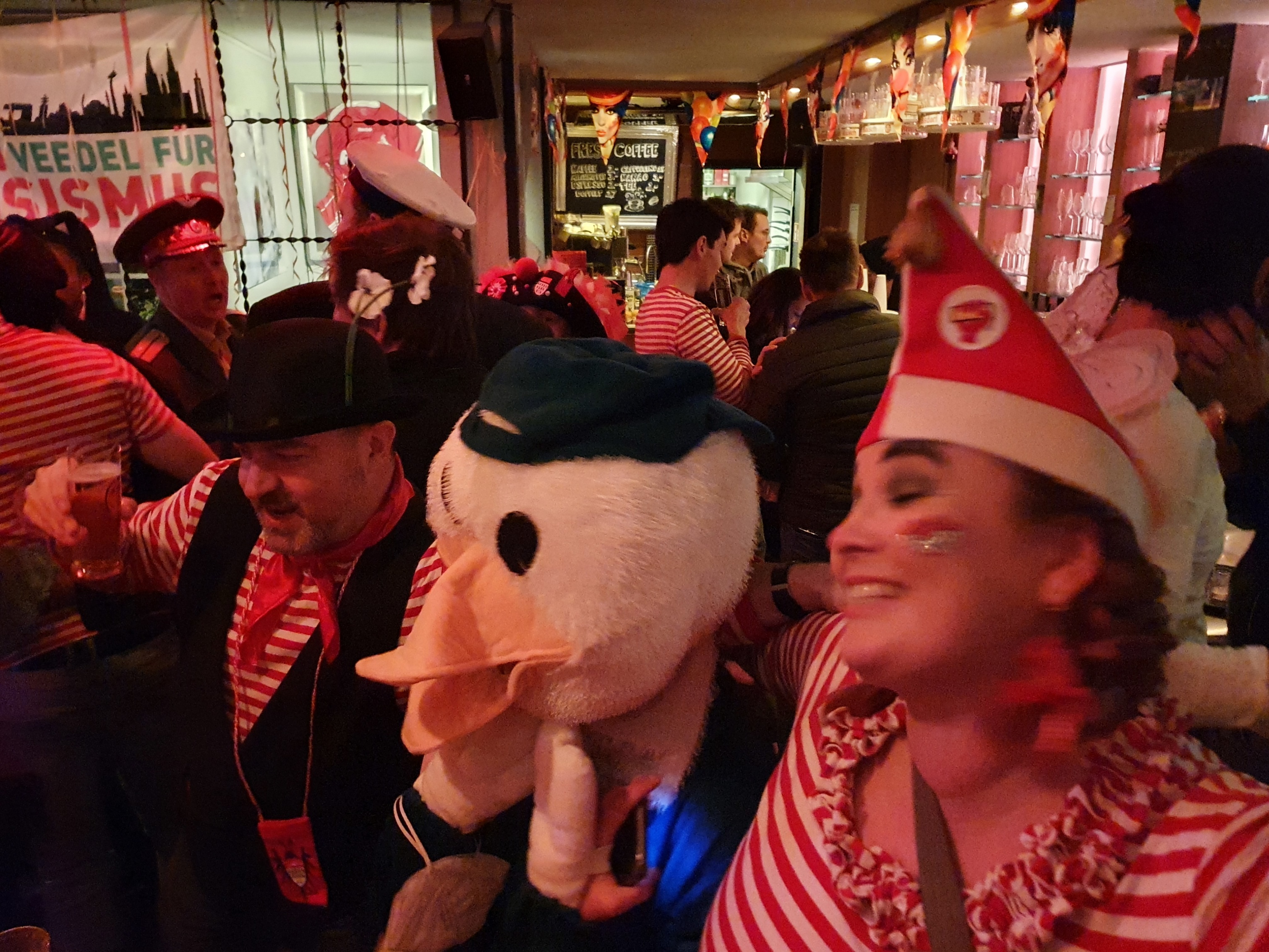 Karneval in einer Kölner Bar – Kostüme, Stimmung, Jeckenherrlichkeit