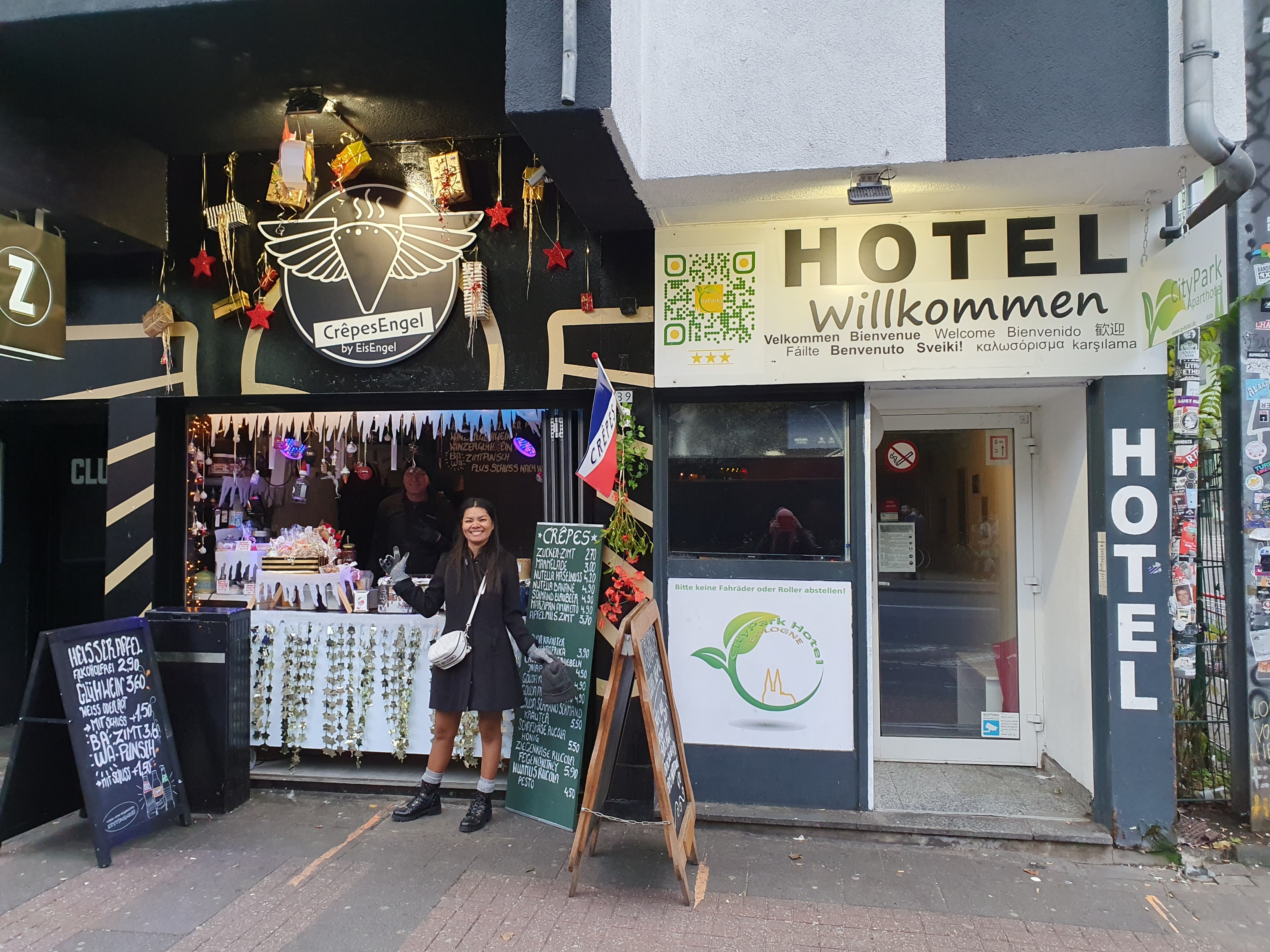 Hoteleingang CityPark Hotel mit Weihnachtsstand nebenan