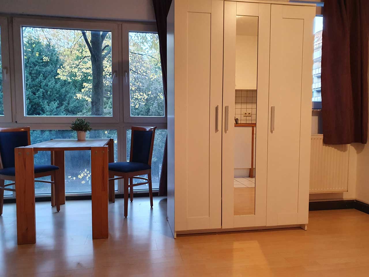 Essbereich und Kleiderschrank im 3-Bed Studio