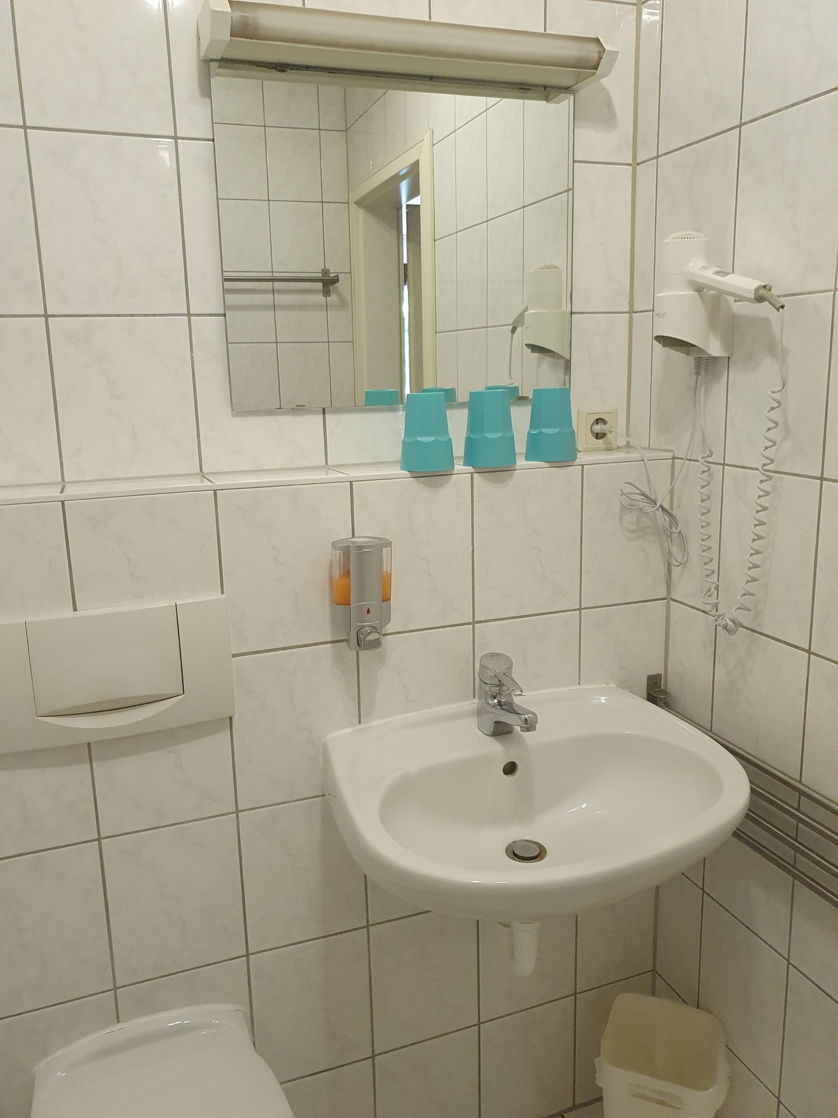 Badezimmer mit Waschbecken und WC im 3-Bed Studio