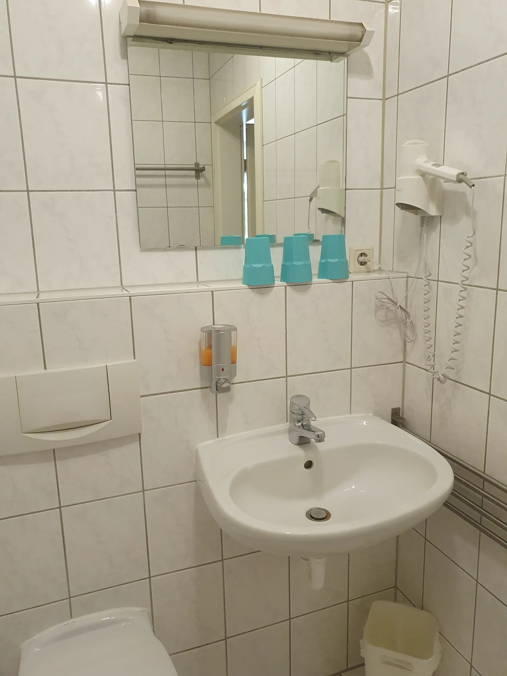 Badezimmer mit Waschbecken und WC im 3-Bed Studio