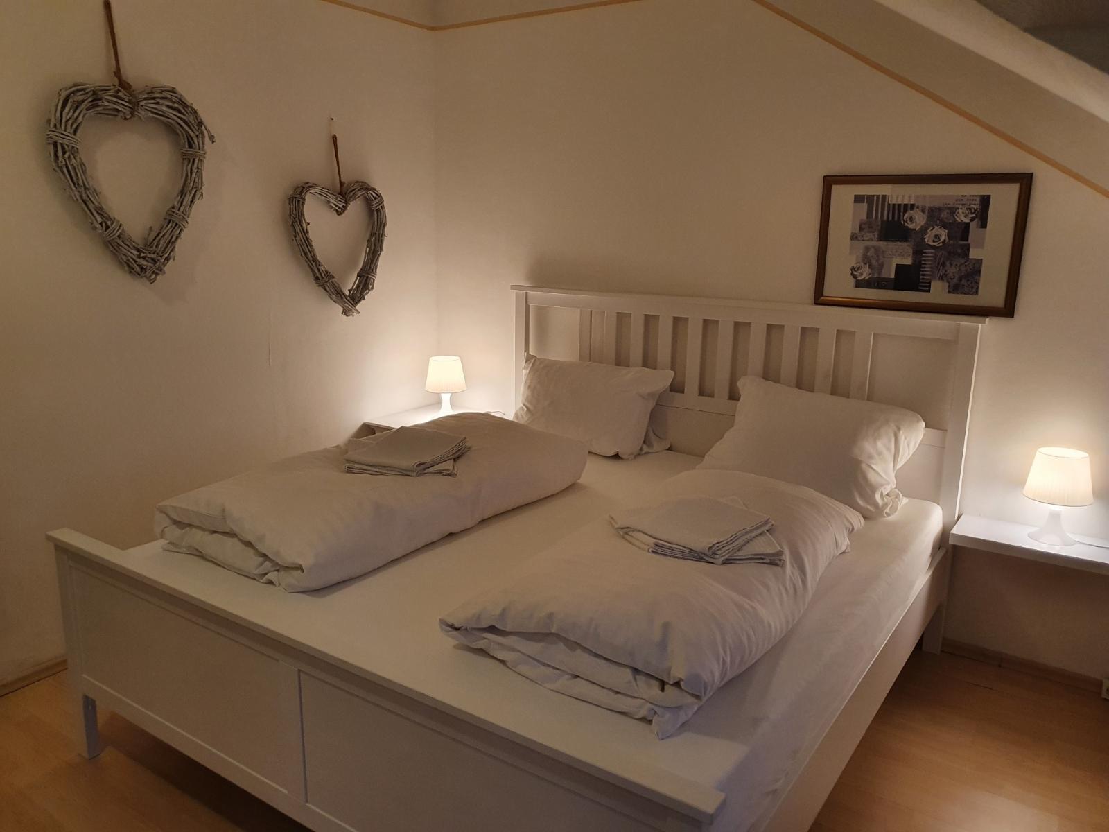 Doppelbett im 2-4 Bed Studio mit Balkon zum Courtyard