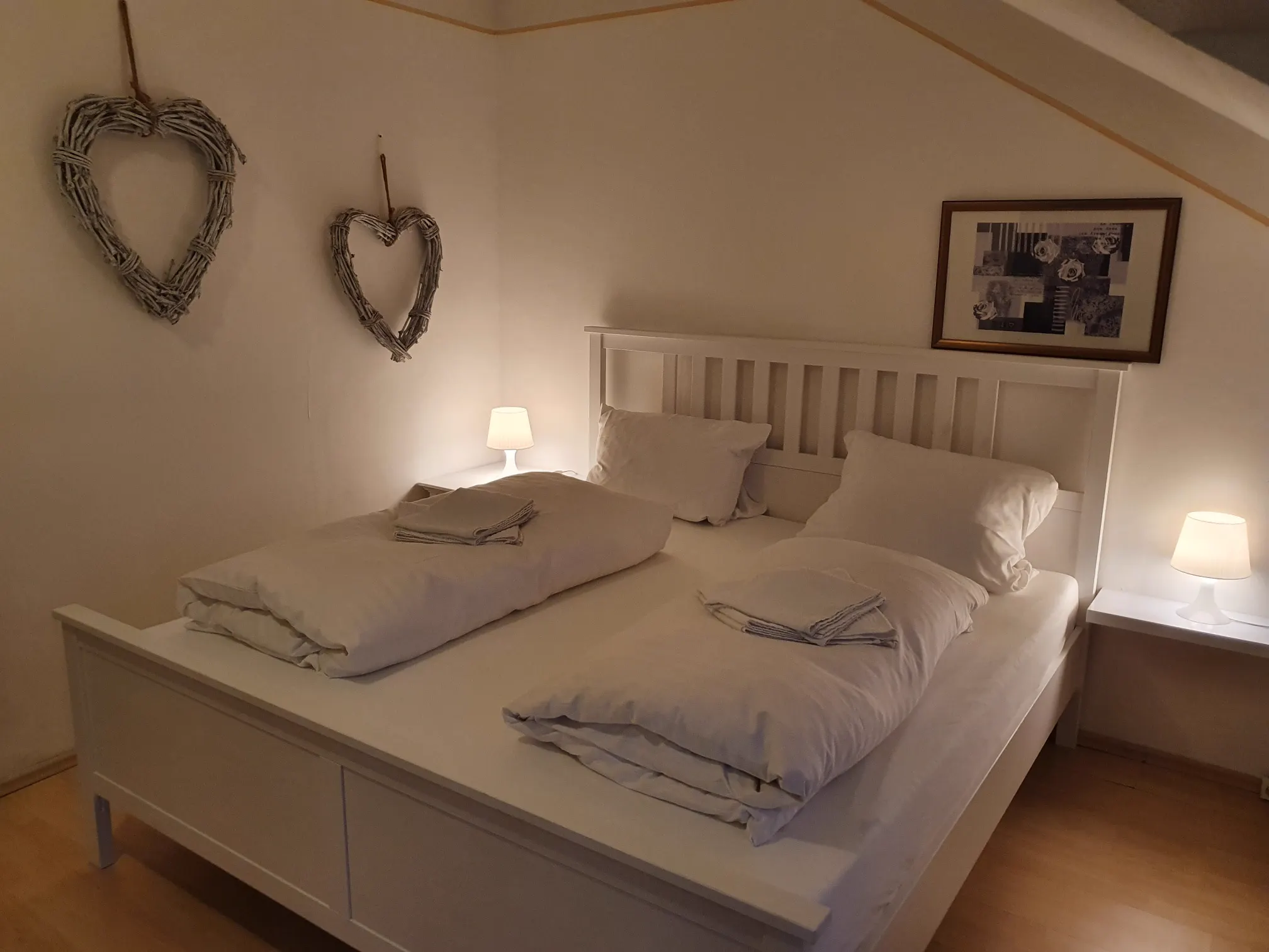 Doppelbett im 2-4 Bed Studio mit Balkon zum Courtyard