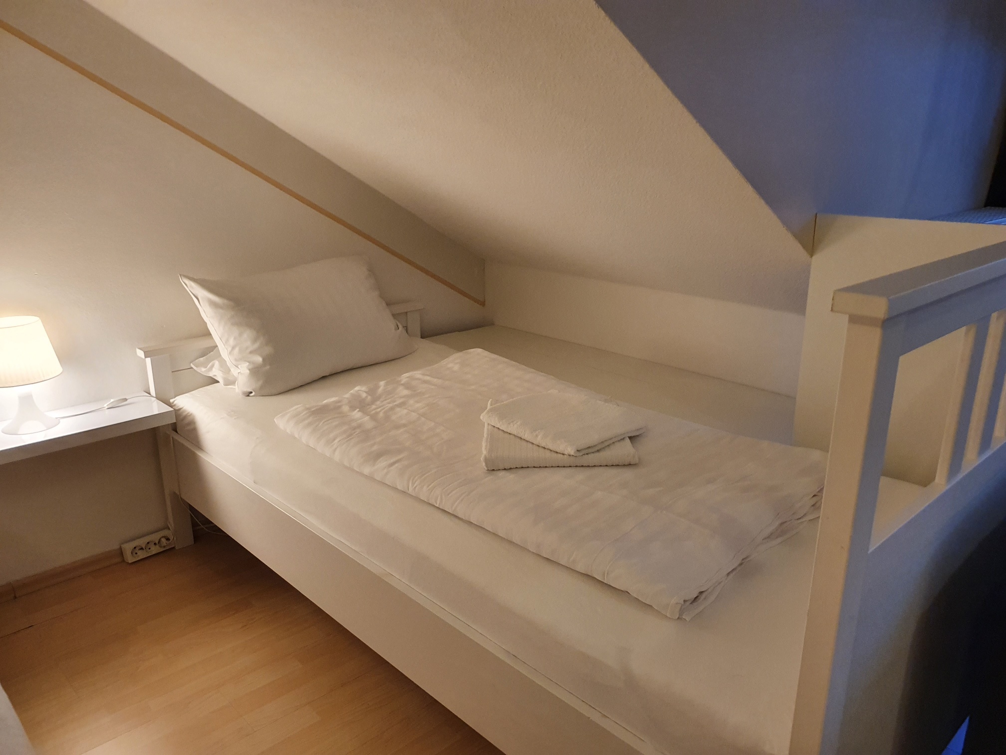 Einzelbett unter der Dachschräge im 2-4 Bed Studio