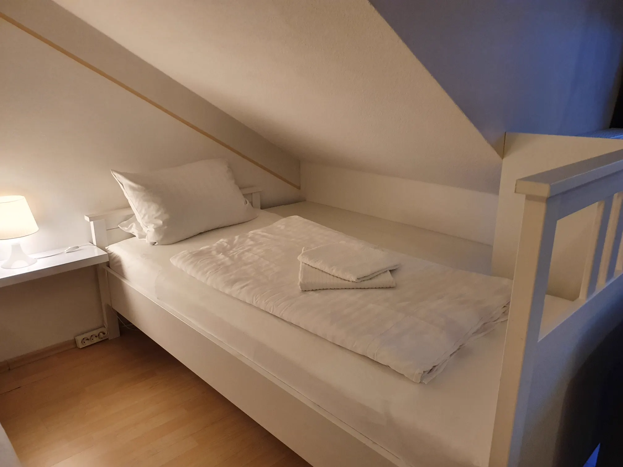 Einzelbett unter der Dachschräge im 2-4 Bed Studio