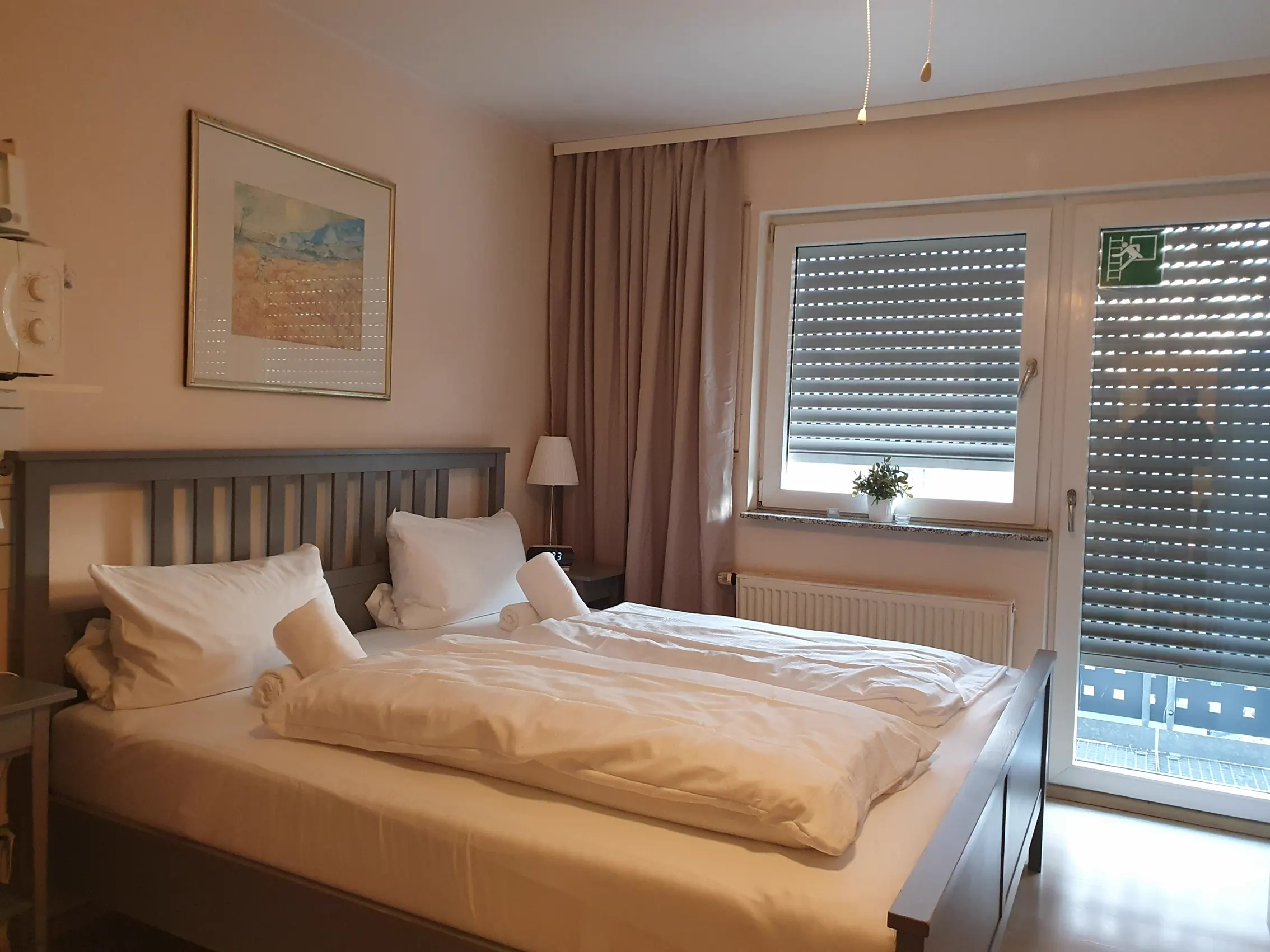 King-Bett im Studio mit Balkon zum Courtyard