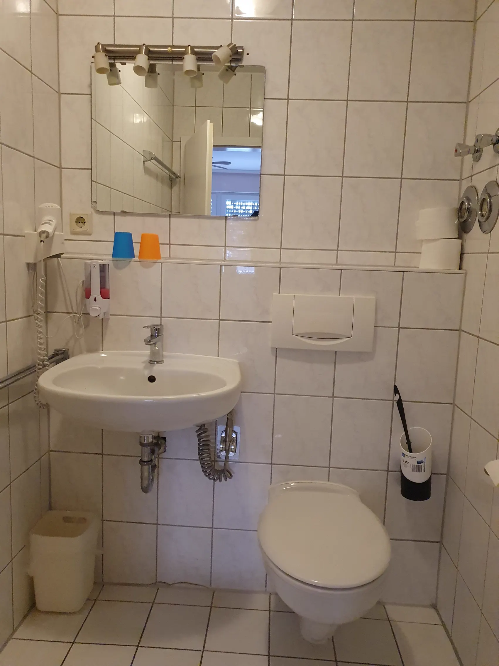 Badezimmer mit Waschbecken und WC im King-Studio