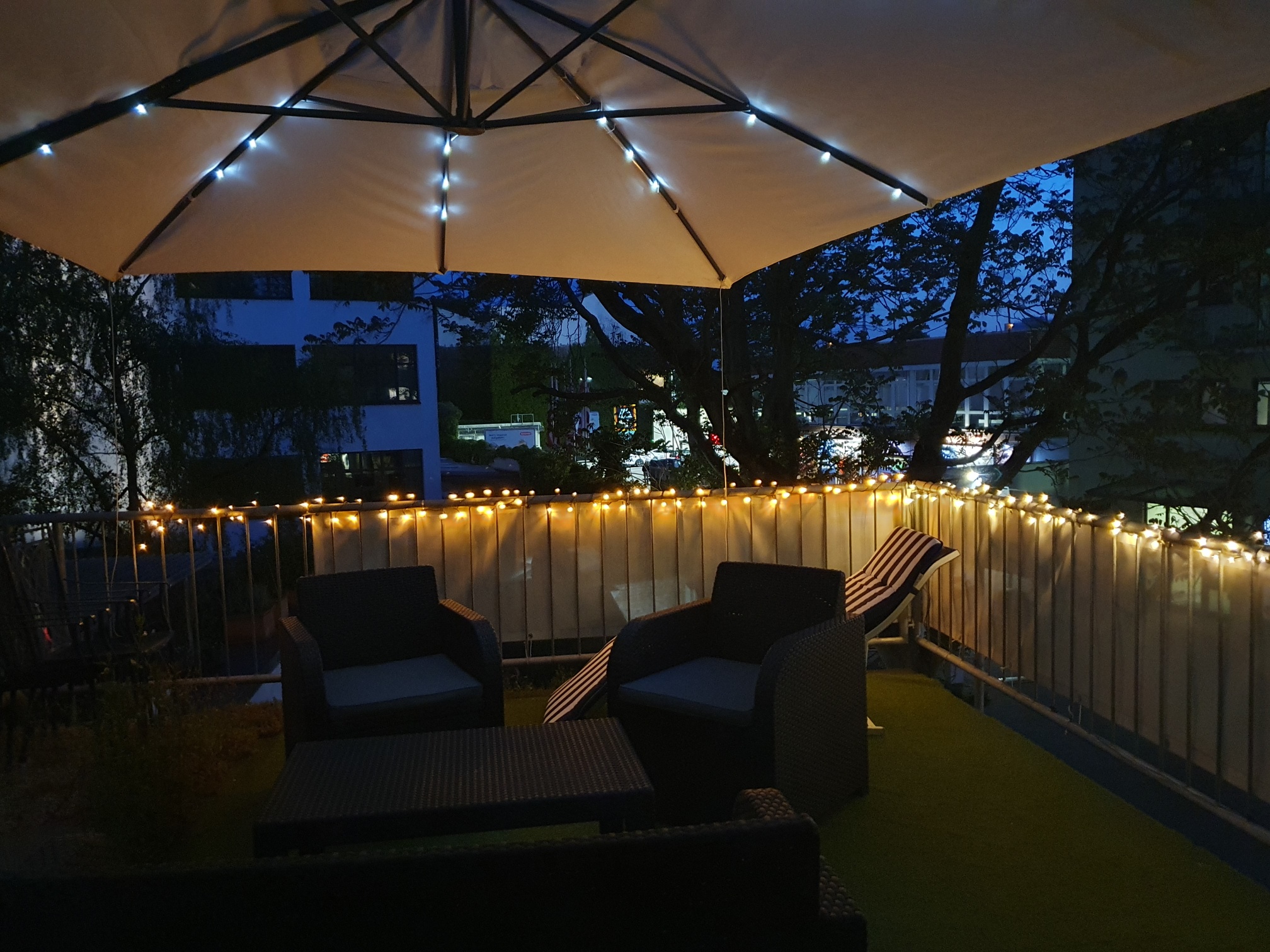 Gemütlicher Sitzbereich auf der Terrasse bei Nacht