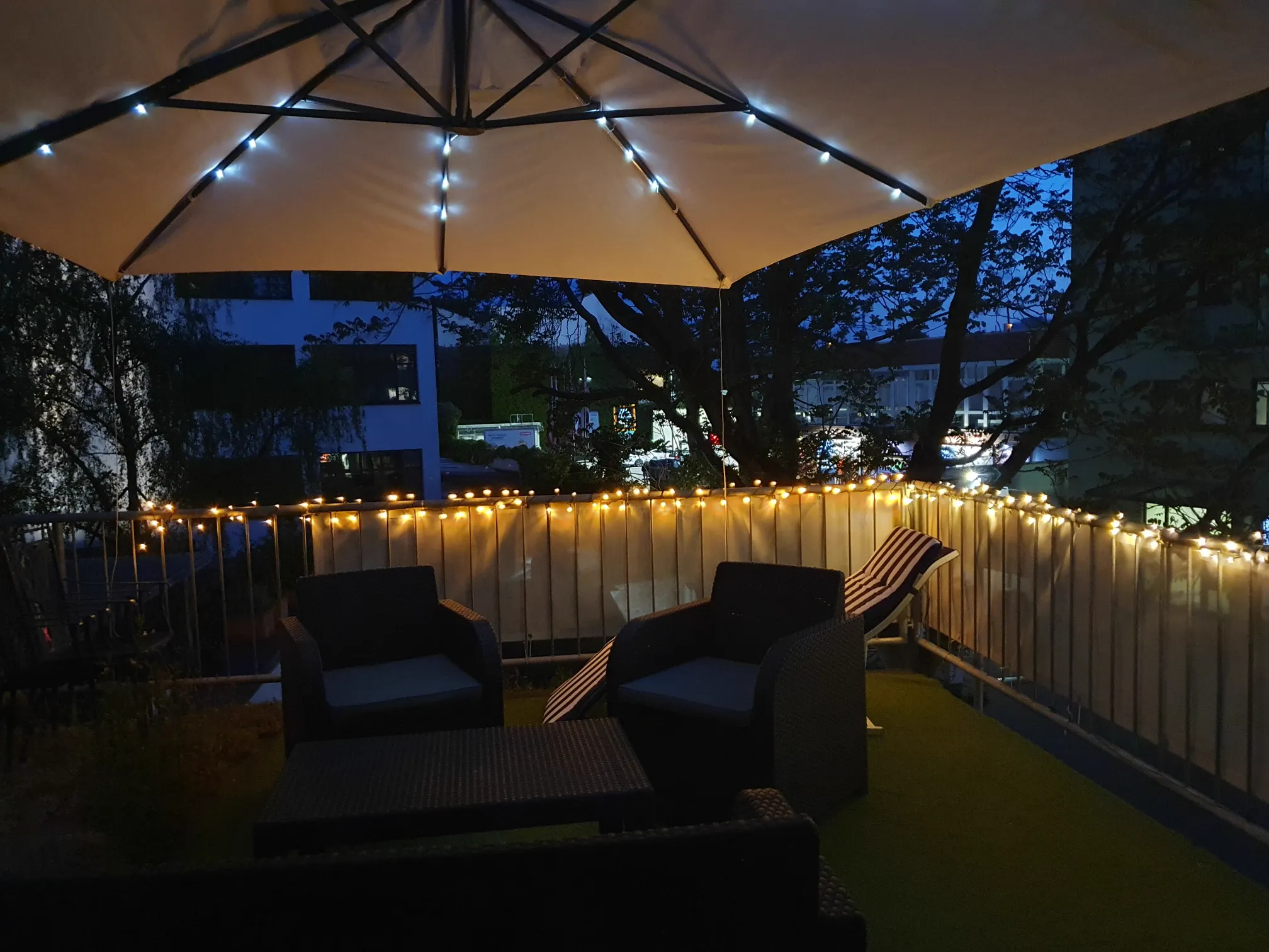 Gemütlicher Sitzbereich auf der Terrasse bei Nacht