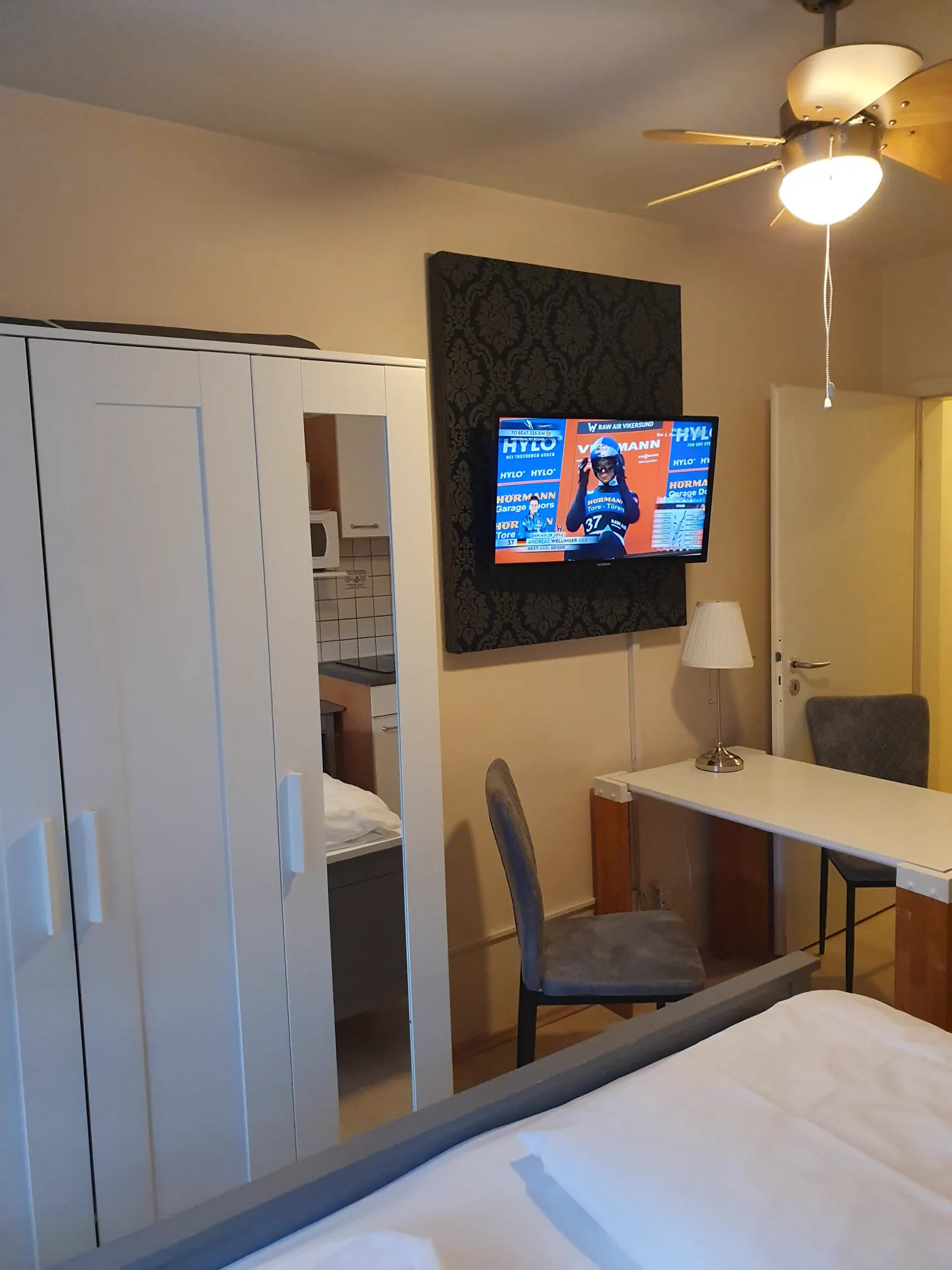 King-Studio mit Smart-TV und Essbereich