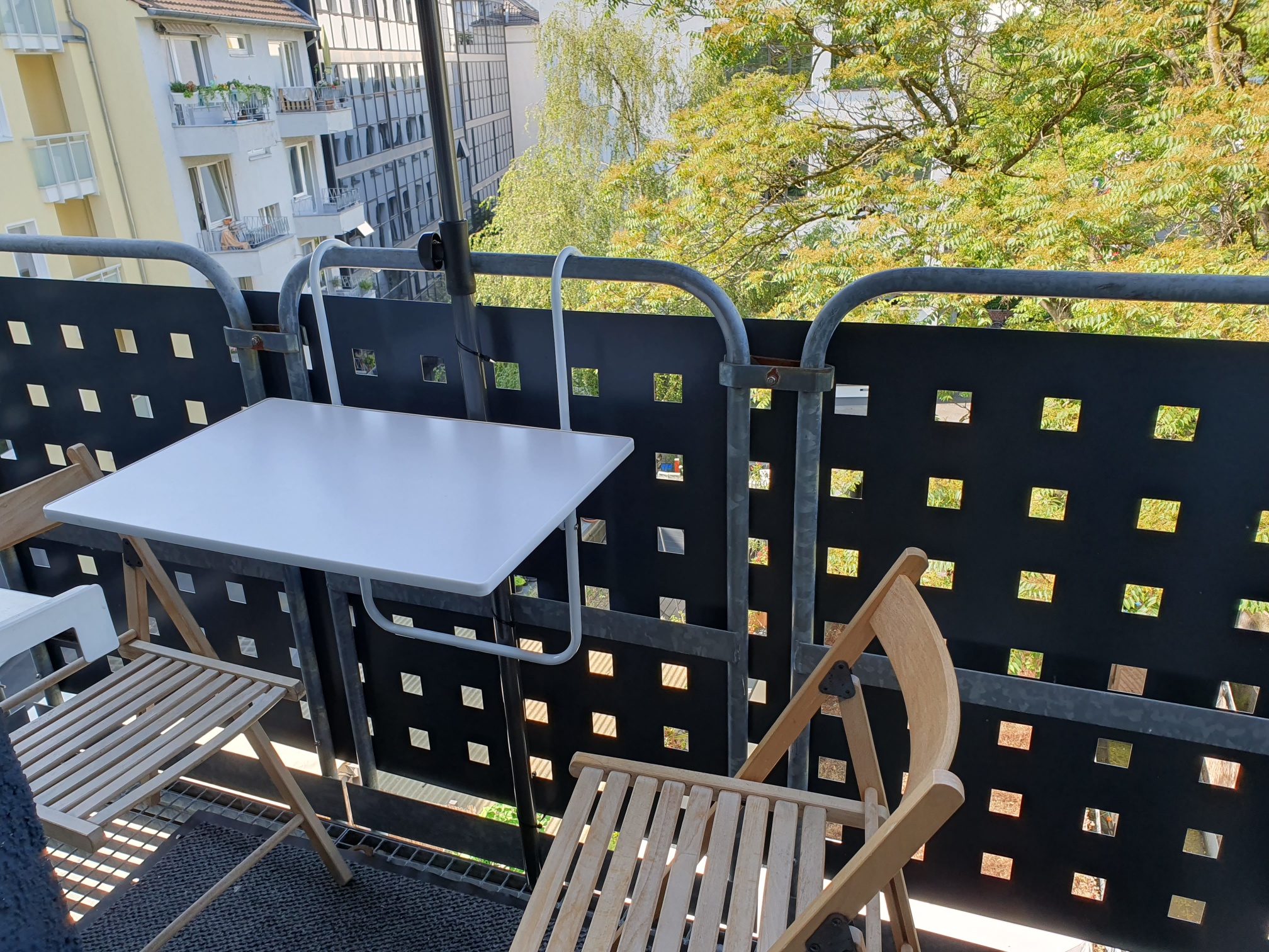 Balkon mit Tisch und zwei Stühlen am Queen-Studio