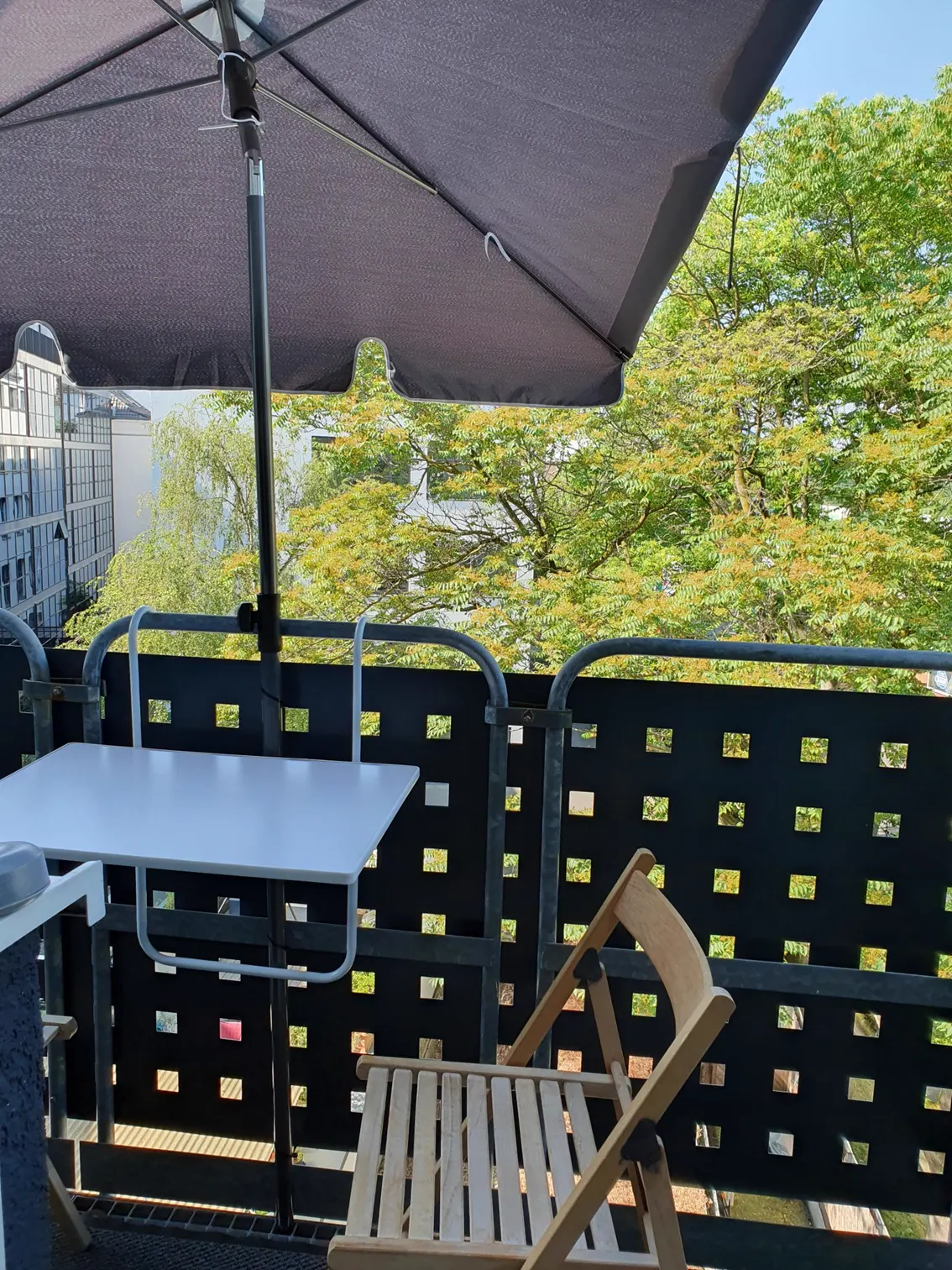 Balkon des Queen-Studios mit Sonnenschirm