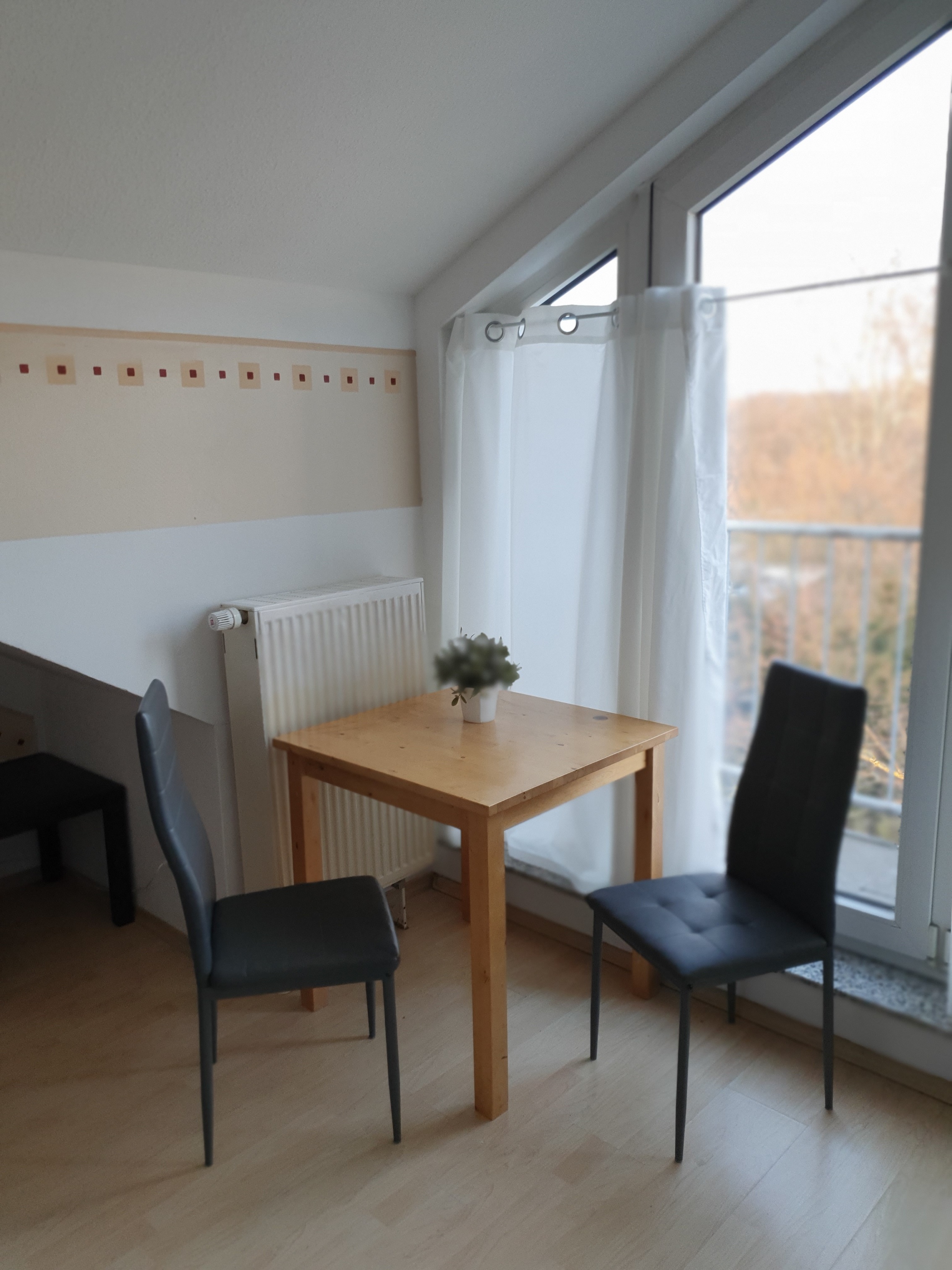 Essbereich am Fenster im Queen-Studio mit Parkblick