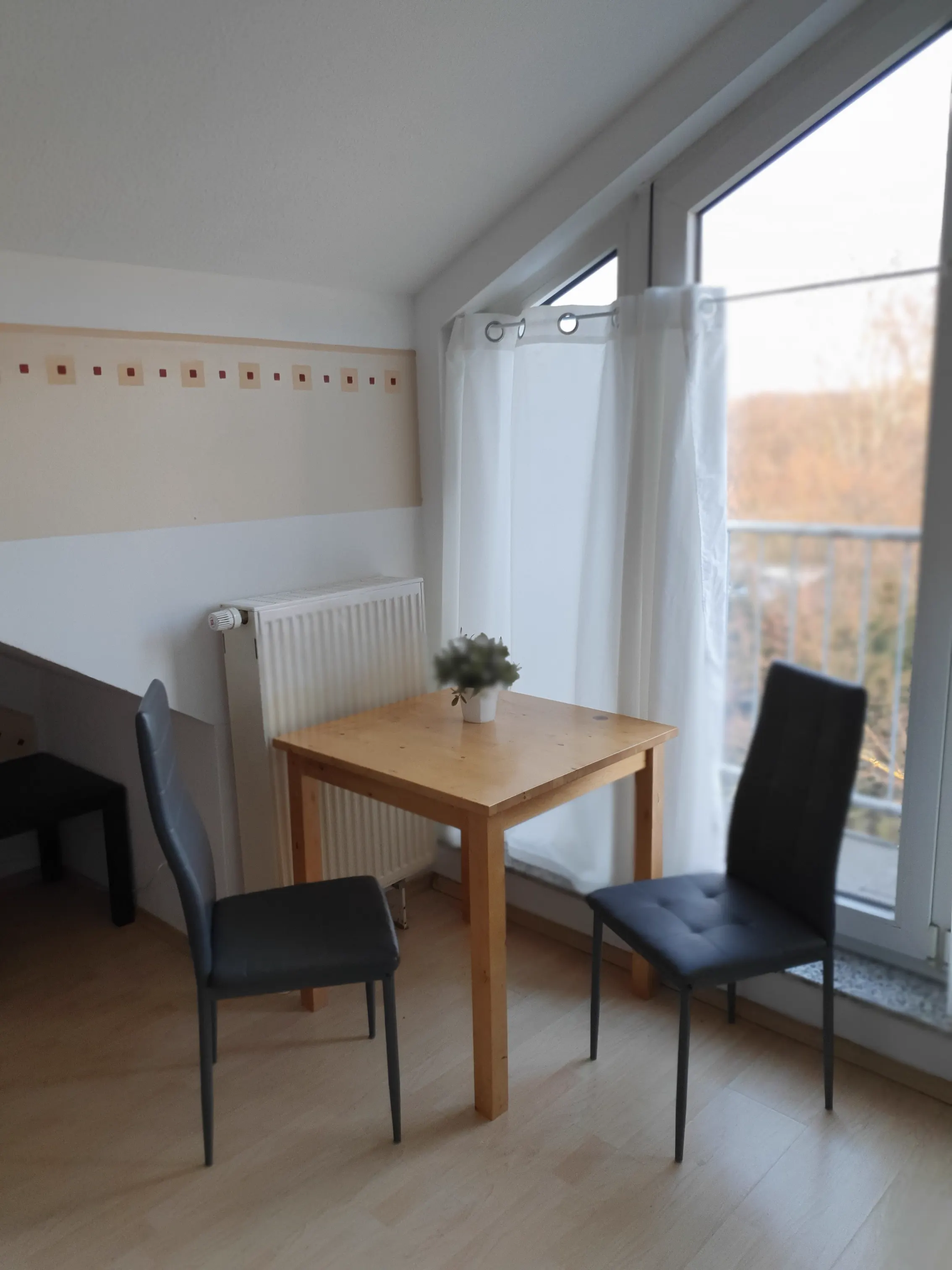 Essbereich am Fenster im Queen-Studio mit Parkblick
