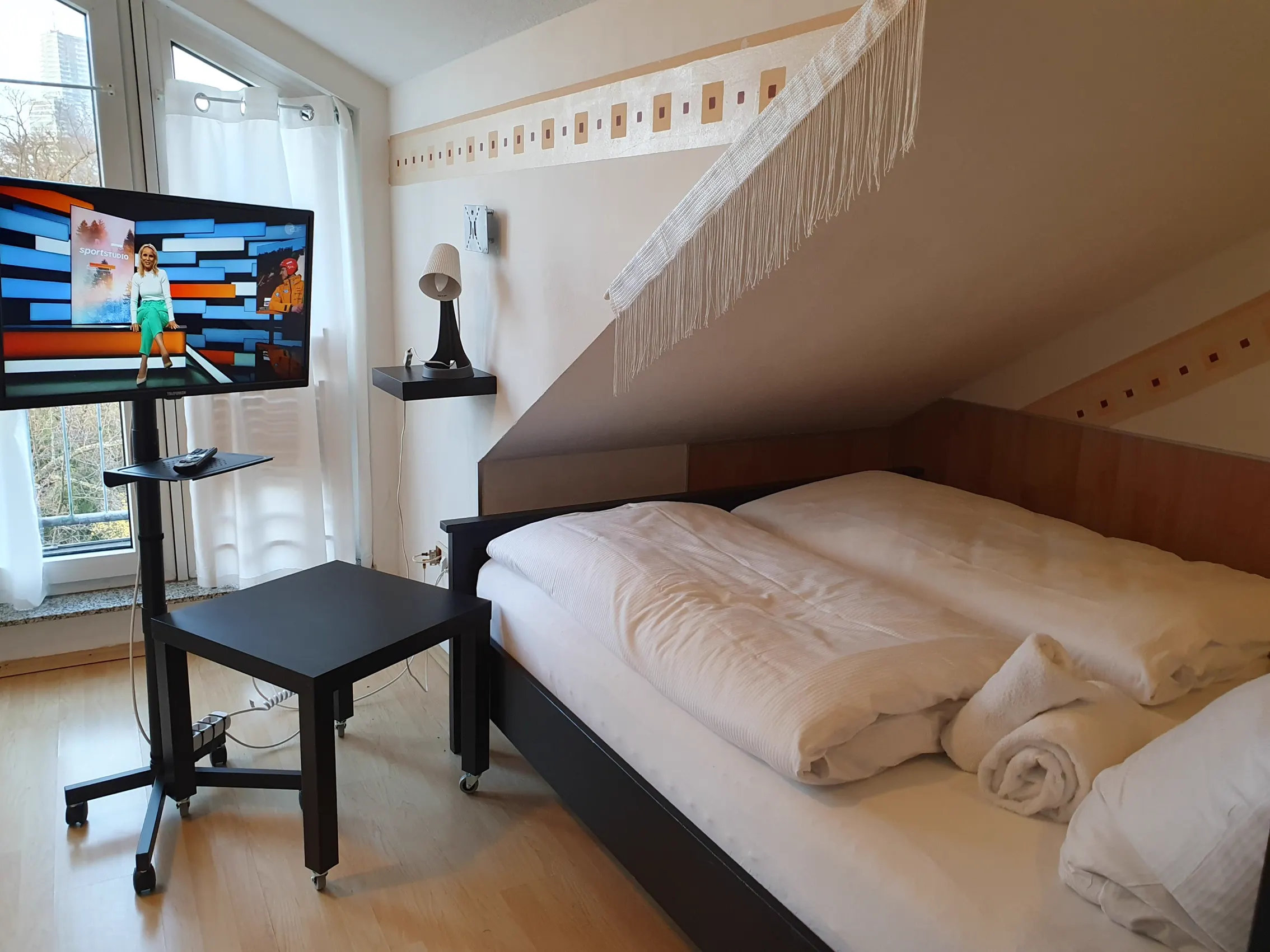 Queen-Bett im hellen Studio mit Parkblick