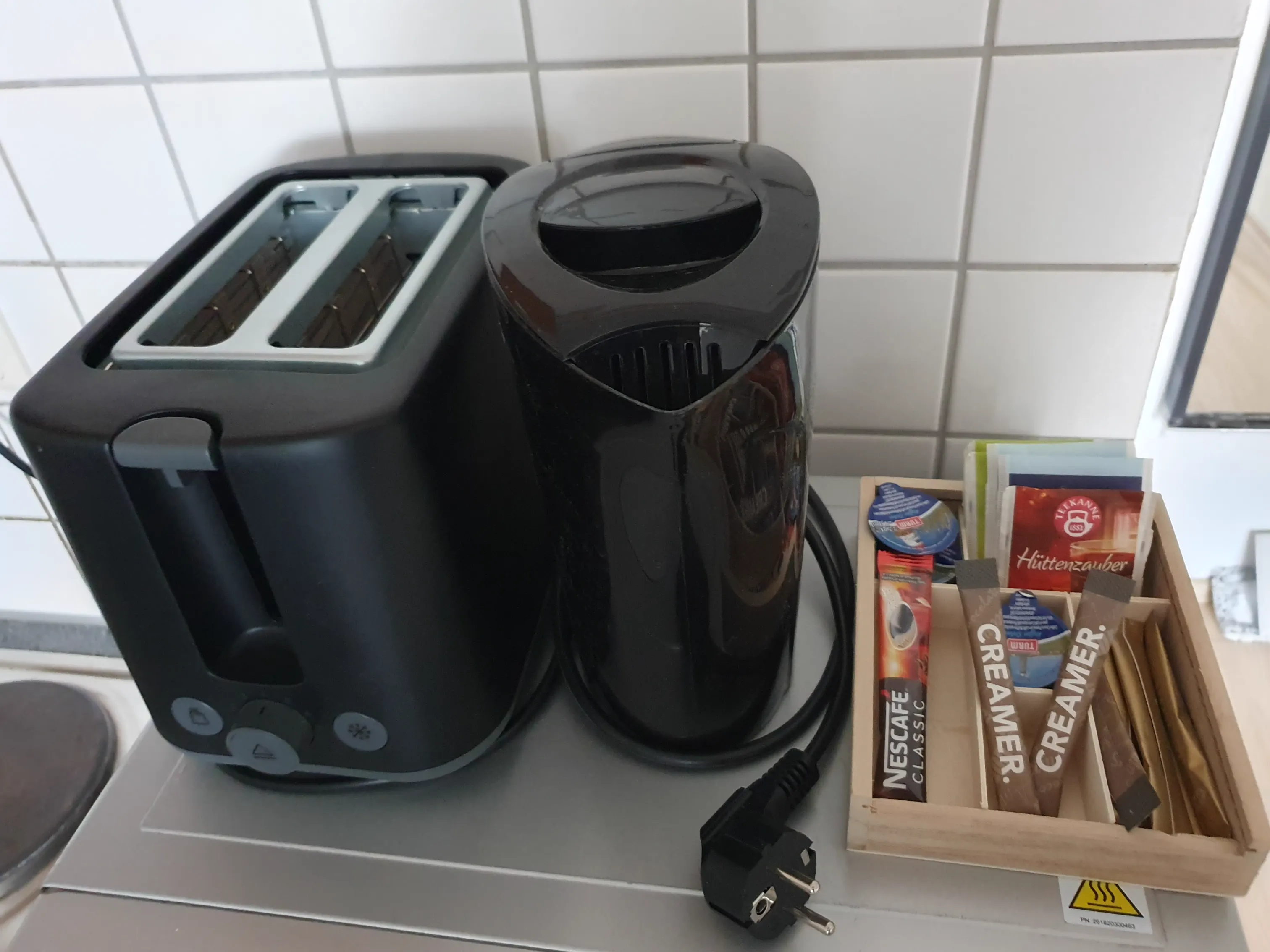 Toaster, Wasserkocher und Kaffee-Set im Queen-Studio