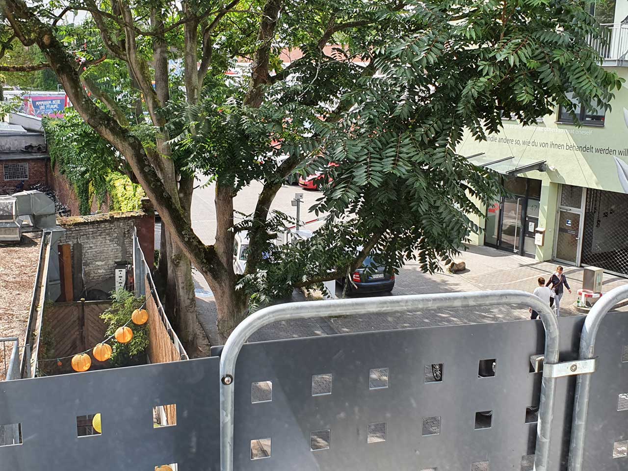 Blick vom Balkon des Twin-Studios Richtung Courtyard und Stadt