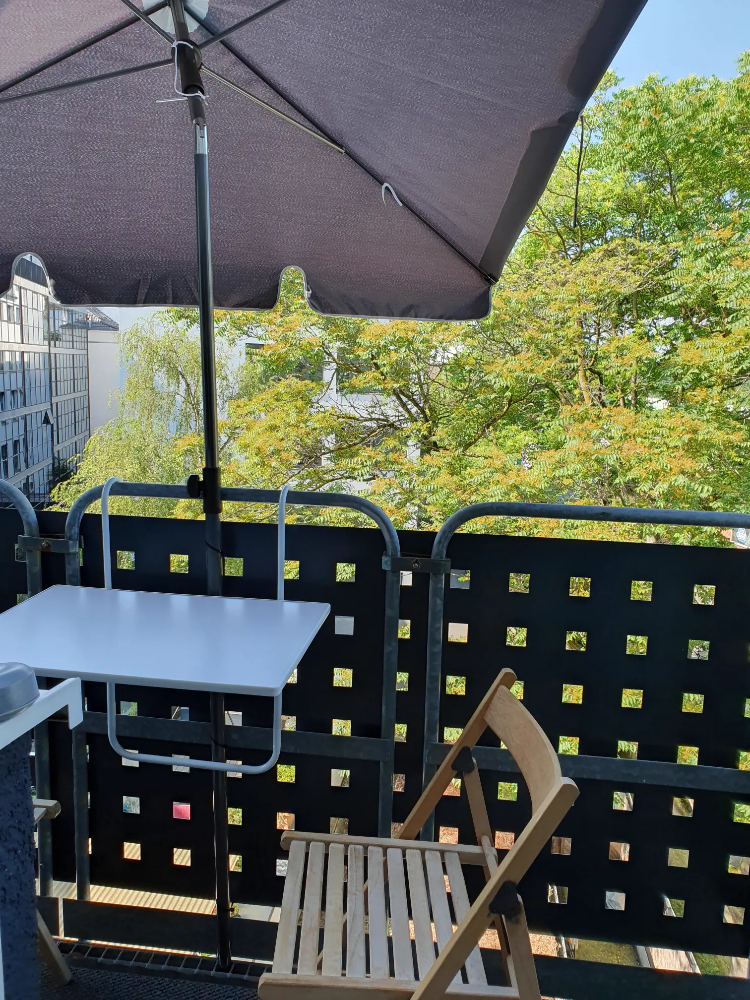 Balkon des Twin-Studios mit Sonnenschirm