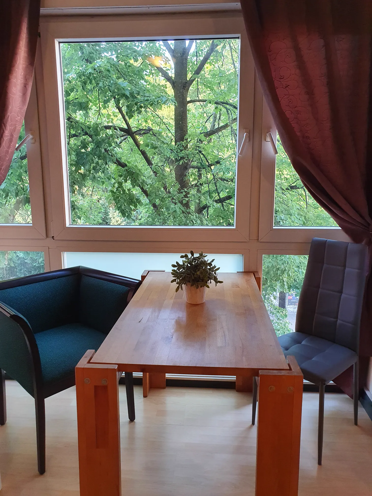 Sitz- und Essbereich am Fenster mit Parkblick